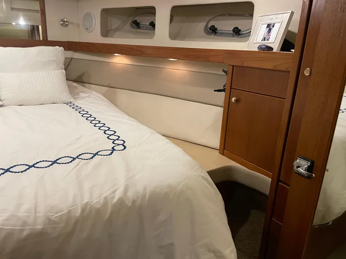 "harmony" Yacht Photos Pics Luxurious bedroom interior of 1995 Bayliner 4788 Pilot House Motoryacht with elegant bedding.