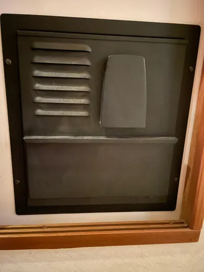 "harmony" Yacht Photos Pics Vent panel on a 1995 Bayliner 4788 Pilot House Motoryacht interior.