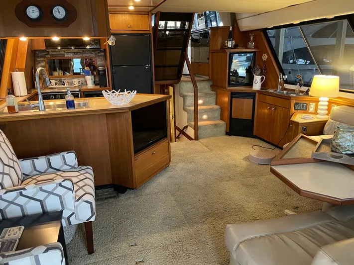 "harmony" Yacht Photos Pics Luxurious interior of a 1995 Bayliner 4788 Pilot House Motoryacht with modern amenities.