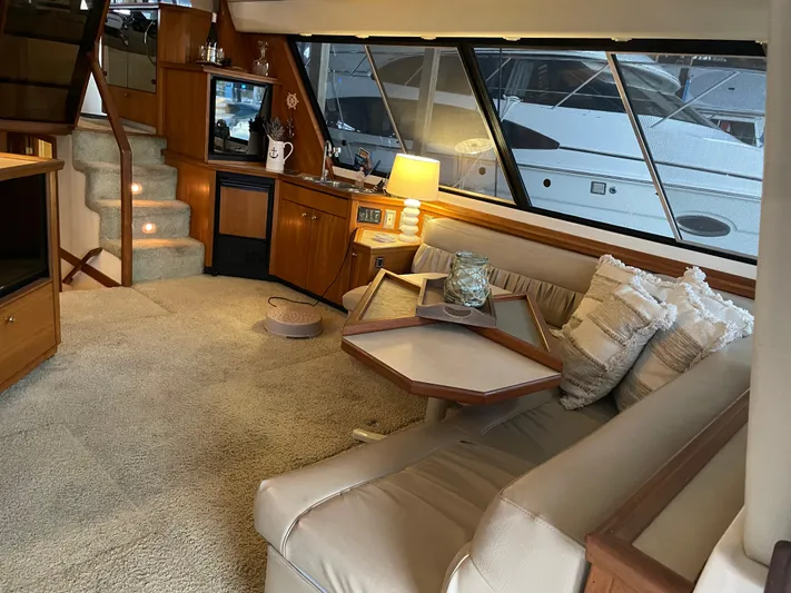 "harmony" Yacht Photos Pics Interior of 1995 Bayliner 4788 Pilot House Motoryacht with cozy seating and elegant decor.