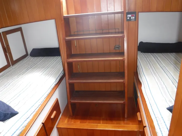 " Loon Point " Yacht Photos Pics Wooden interior of 1986 Custom 48 Trawler with twin beds and central shelving.