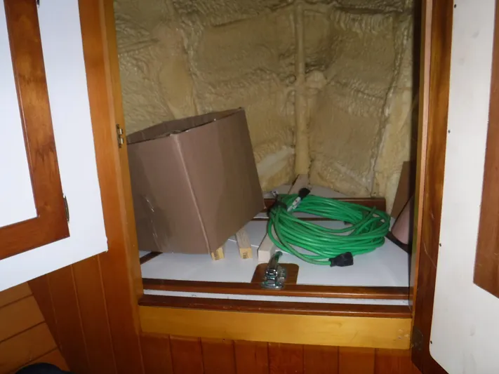 " Loon Point " Yacht Photos Pics 1986 Custom 48 Trawler interior storage with green cable and cardboard box.