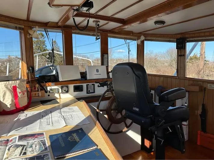 " Loon Point " Yacht Photos Pics Interior of 1986 Custom 48 Trawler with navigation equipment and captain's chair.