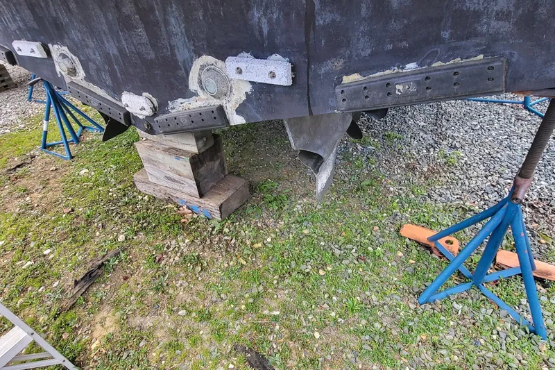  Yacht Photos Pics 2008 Marquis 40 SC boat hull on stands, showing propeller and rudder.