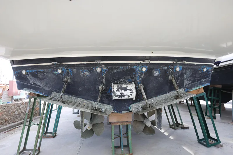  Yacht Photos Pics Sanlorenzo 80 yacht from 1990 on stands, showing propellers and hull details.