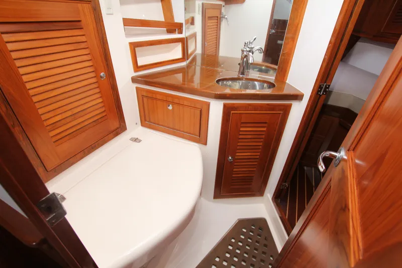 Sweet P Yacht Photos Pics Head from saloon