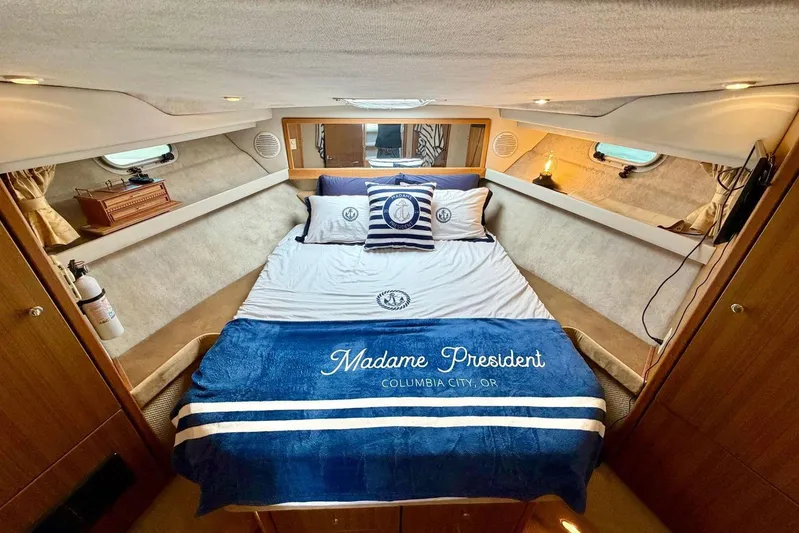  Yacht Photos Pics Luxurious bedroom in 2002 Bayliner 3988 Command Bridge Motoryacht with elegant bedding.