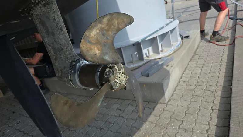 Super Trouper Yacht Photos Pics Propeller of 2019 Fountaine Pajot Saona 47 catamaran on dry dock.