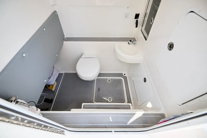 Finito Yacht Photos Pics Invincible 39 Finito - Head