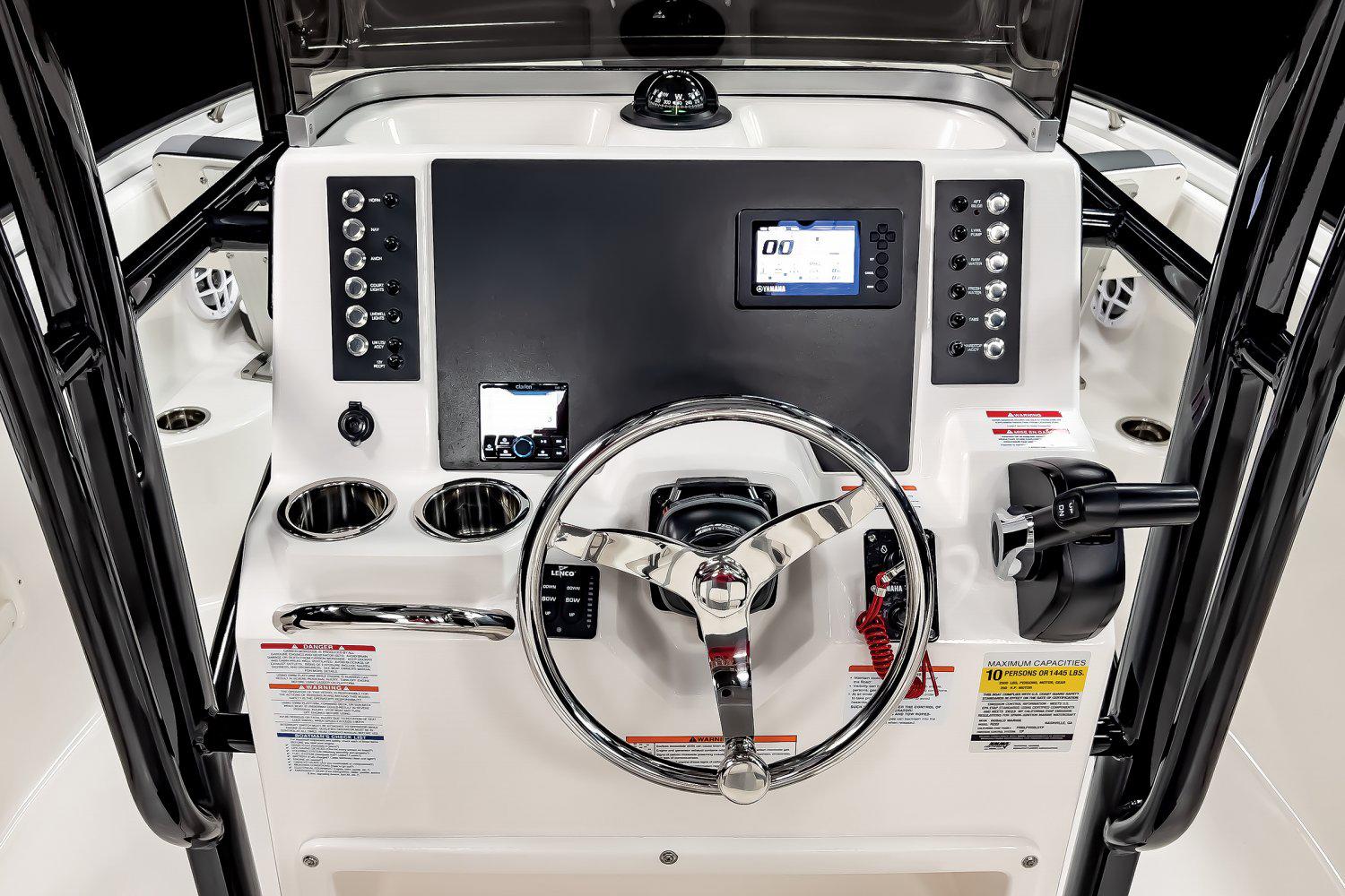 2025 Robalo R222 Center Console - Image 12
