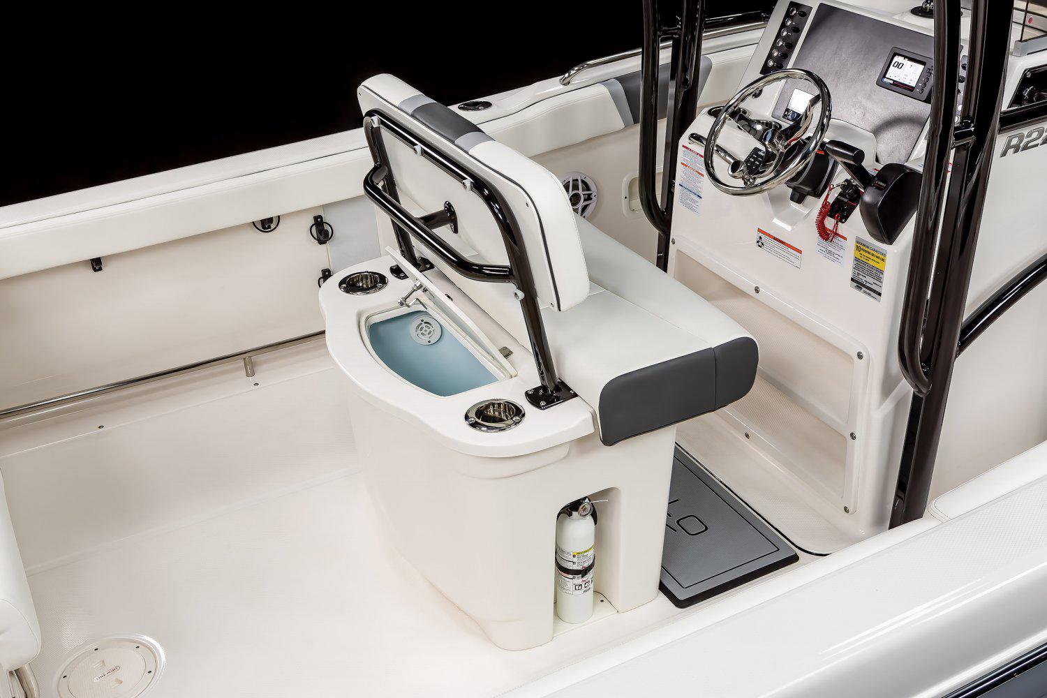 2025 Robalo R222 Center Console - Image 14