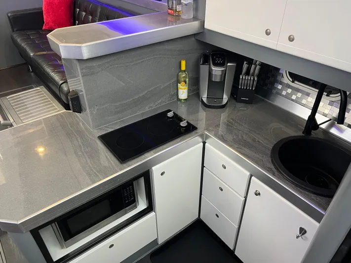 Low Engine Hours Yacht Photos Pics 