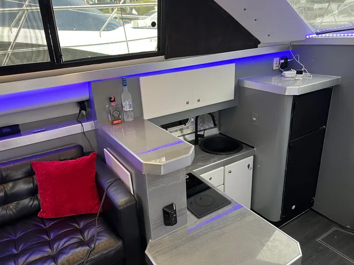 Low Engine Hours Yacht Photos Pics 