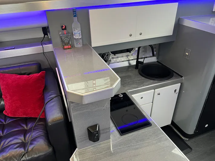 Low Engine Hours Yacht Photos Pics 