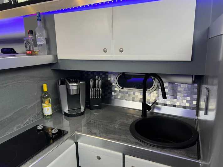 Low Engine Hours Yacht Photos Pics 