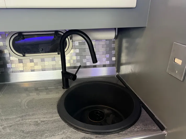 Low Engine Hours Yacht Photos Pics 