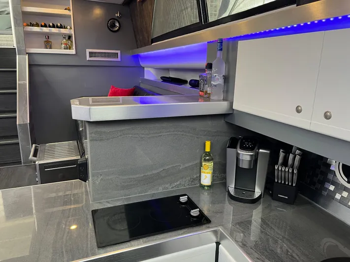 Low Engine Hours Yacht Photos Pics 