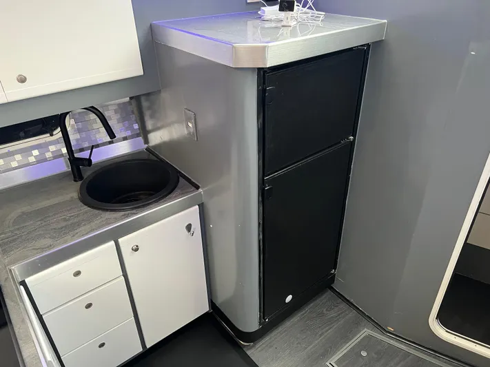 Low Engine Hours Yacht Photos Pics 