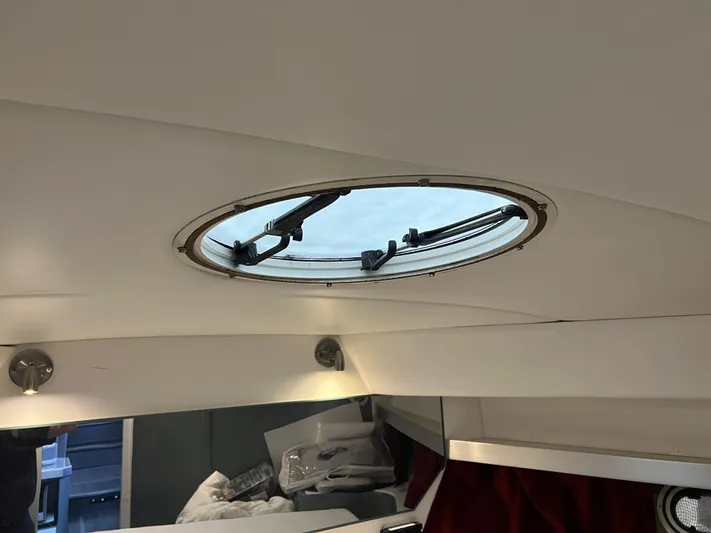 Low Engine Hours Yacht Photos Pics 