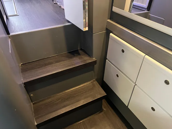 Low Engine Hours Yacht Photos Pics 