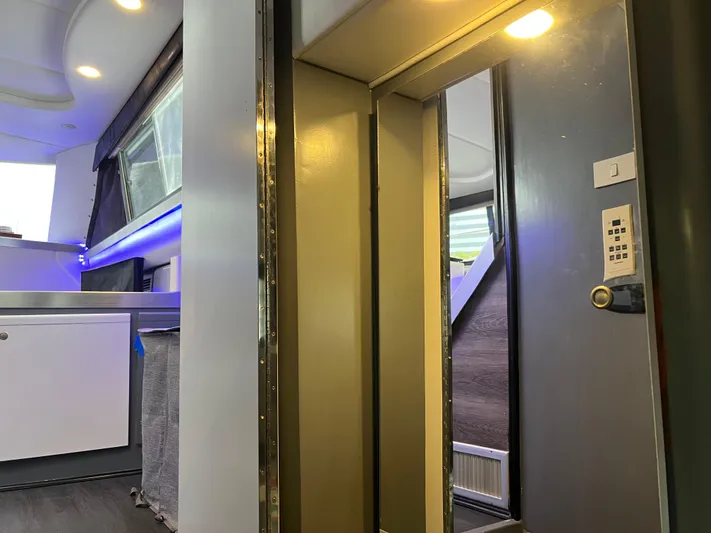 Low Engine Hours Yacht Photos Pics 