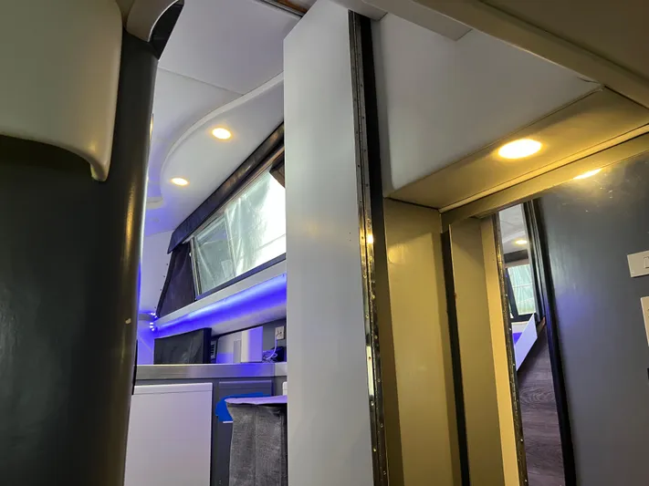 Low Engine Hours Yacht Photos Pics 