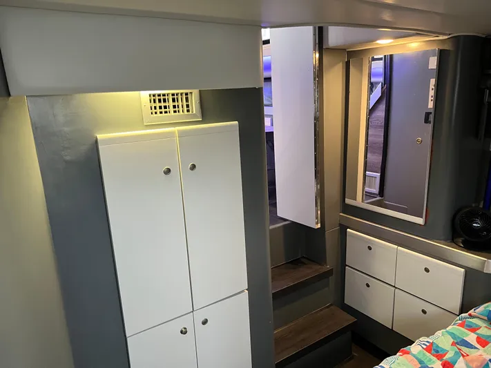 Low Engine Hours Yacht Photos Pics 