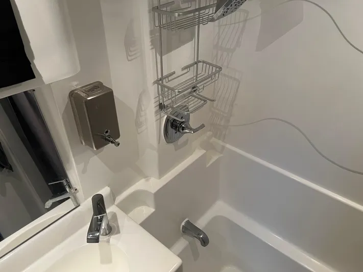 Low Engine Hours Yacht Photos Pics 