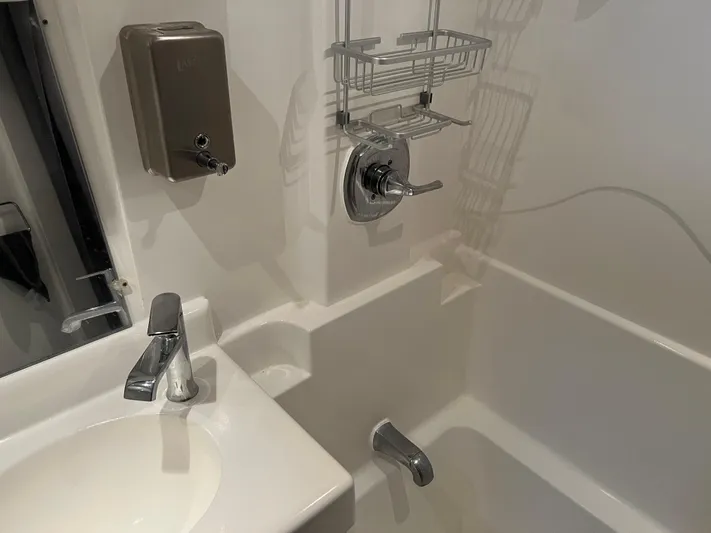 Low Engine Hours Yacht Photos Pics 