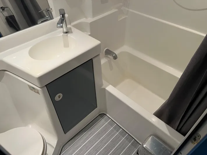 Low Engine Hours Yacht Photos Pics 