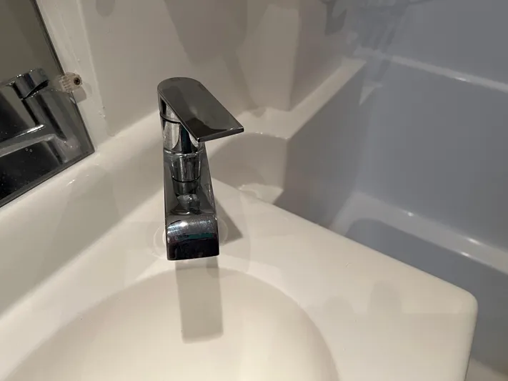 Low Engine Hours Yacht Photos Pics 