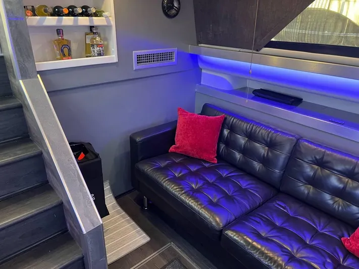 Low Engine Hours Yacht Photos Pics 