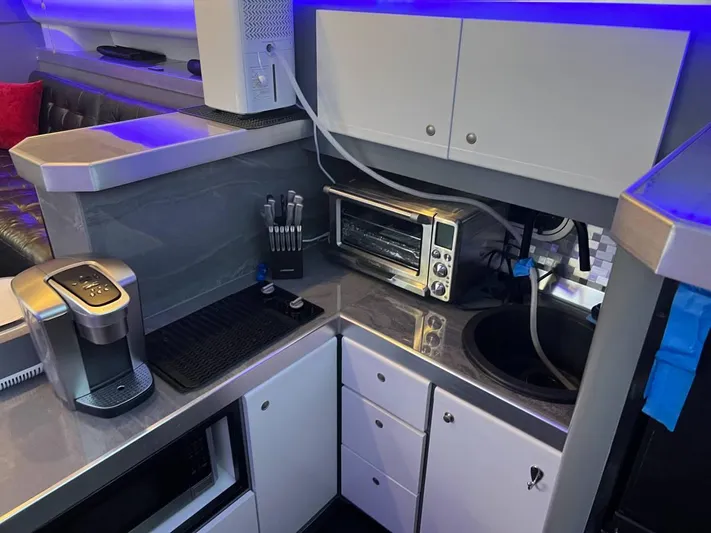 Low Engine Hours Yacht Photos Pics 