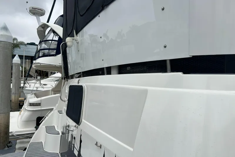 Low Engine Hours Yacht Photos Pics 