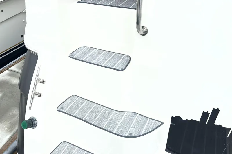 Low Engine Hours Yacht Photos Pics Staircase on 1995 Cruisers Yachts 3650 ACMY with non-slip mats and railing.