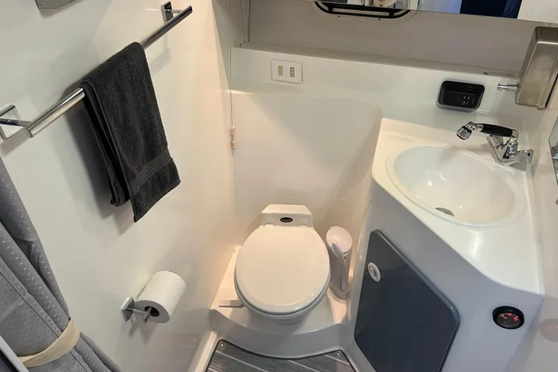 Low Engine Hours Yacht Photos Pics 