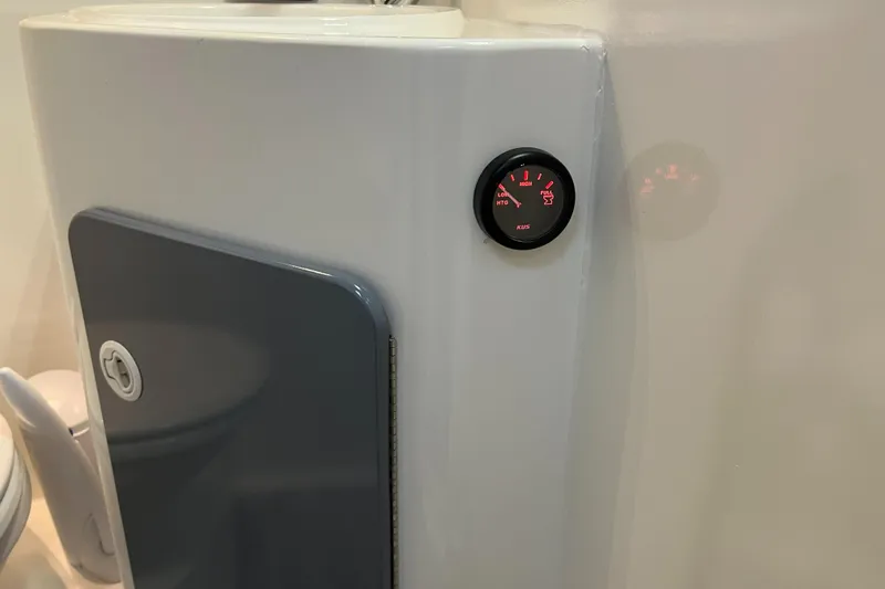 Low Engine Hours Yacht Photos Pics 