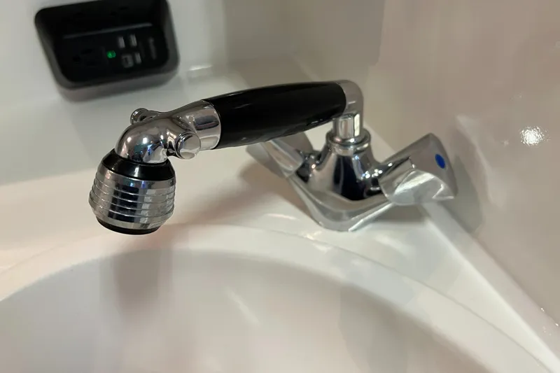 Low Engine Hours Yacht Photos Pics 