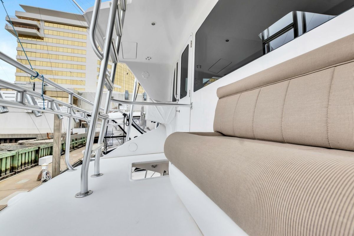 2005 Viking 74 
