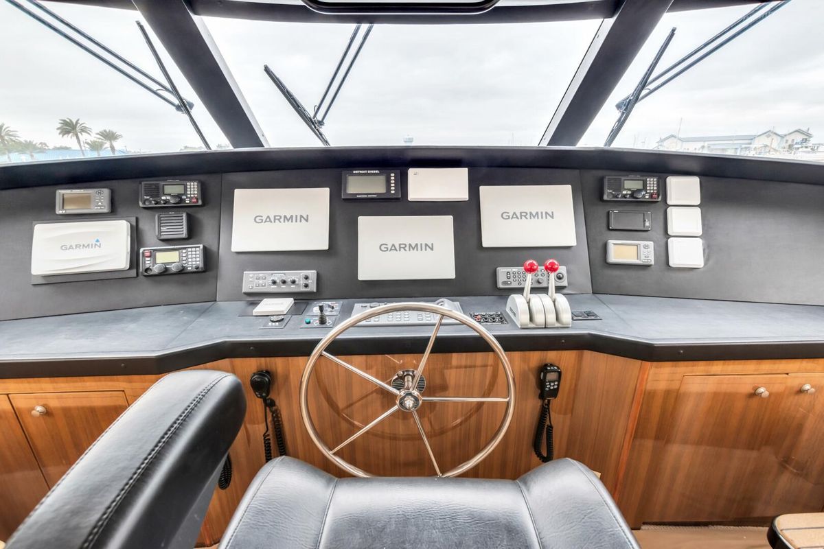 2005 Viking 74 