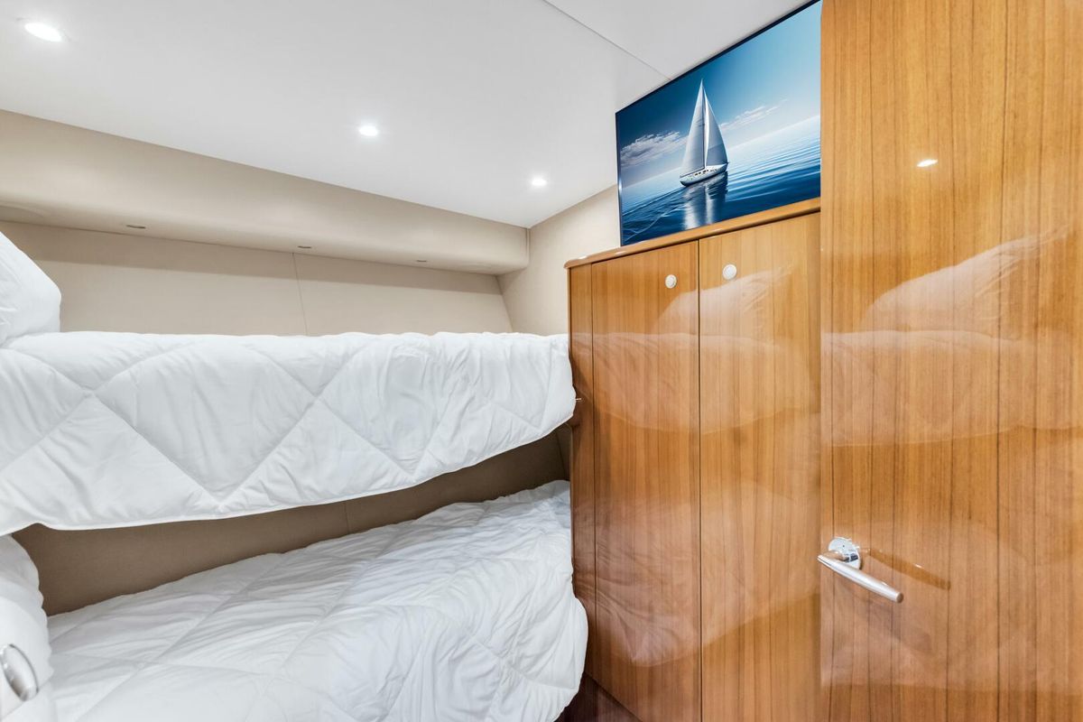 2005 Viking 74 