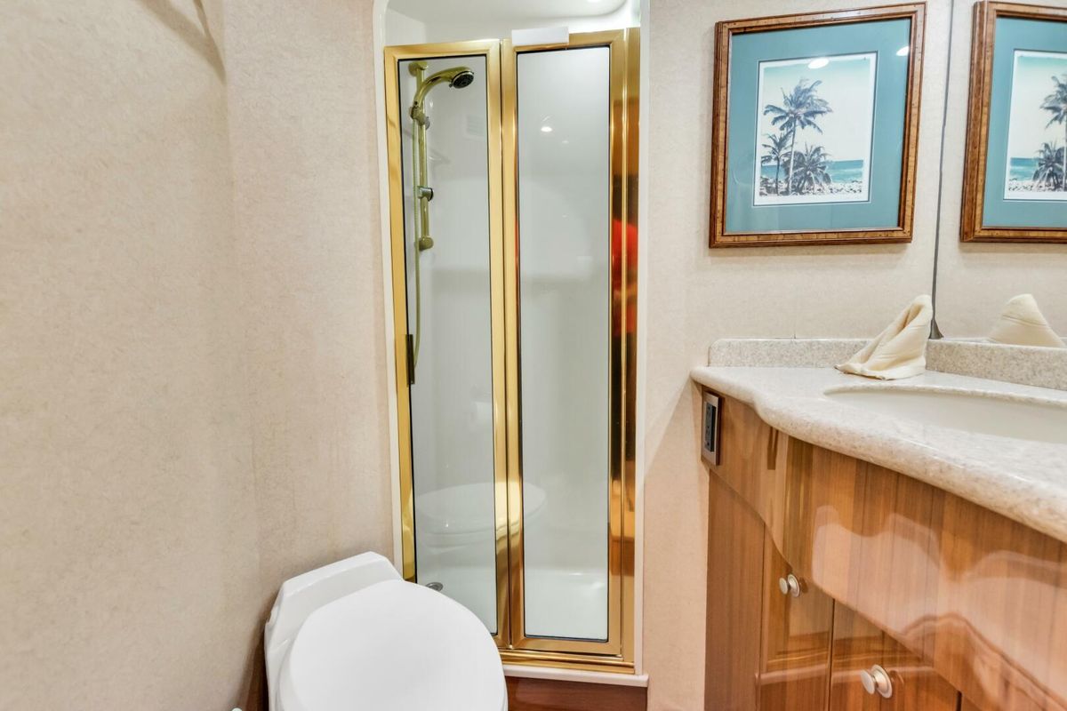 2005 Viking 74 