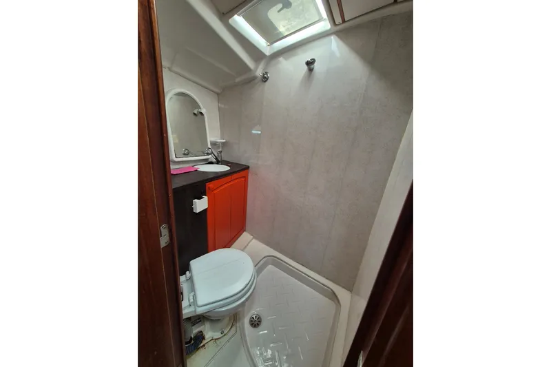 Pac Man Yacht Photos Pics Bathroom interior of 2001 Beneteau Oceanis Clipper 473 yacht, featuring shower and sink.