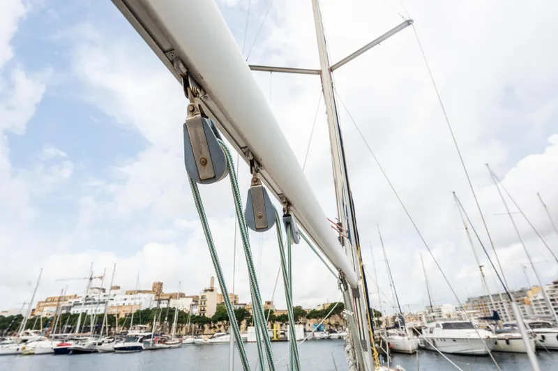 Pac Man Yacht Photos Pics Beneteau Oceanis Clipper 473 sailboat mast and rigging in marina, 2001 model.