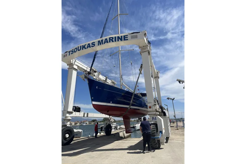 Pac Man Yacht Photos Pics Beneteau Oceanis Clipper 473 sailboat being lifted at Tsoukas Marine, 2001 model.