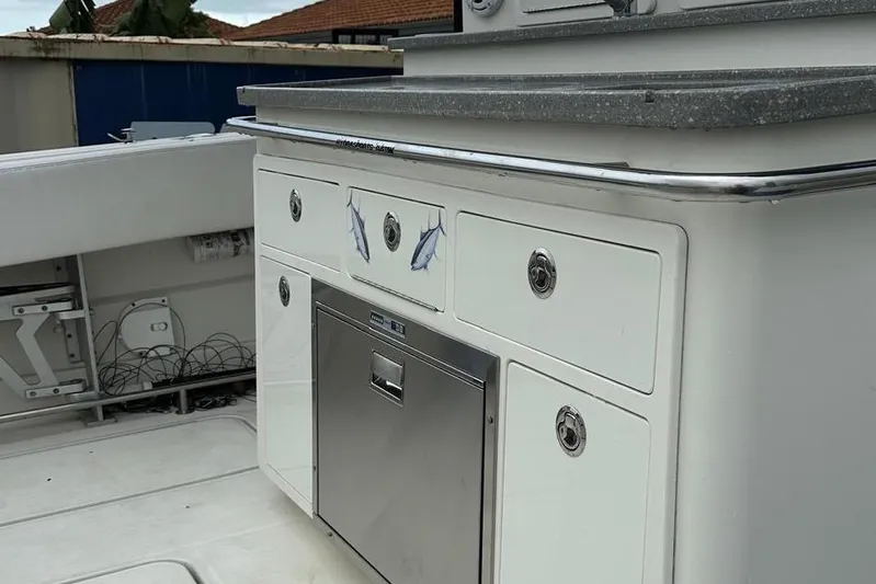  Yacht Photos Pics 2017 Hydra-Sports 4200 Siesta boat interior with storage and countertop.