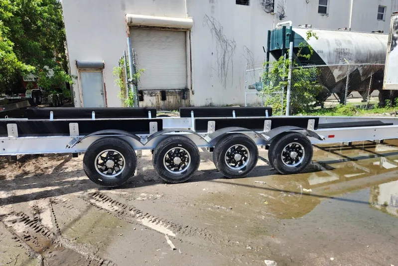  Yacht Photos Pics 2017 Hydra-Sports 4200 Siesta trailer with four wheels, parked outdoors.