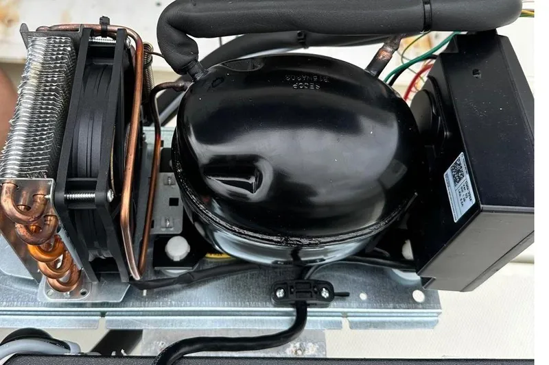  Yacht Photos Pics Cooling compressor in 2017 Hydra-Sports 4200 Siesta boat.