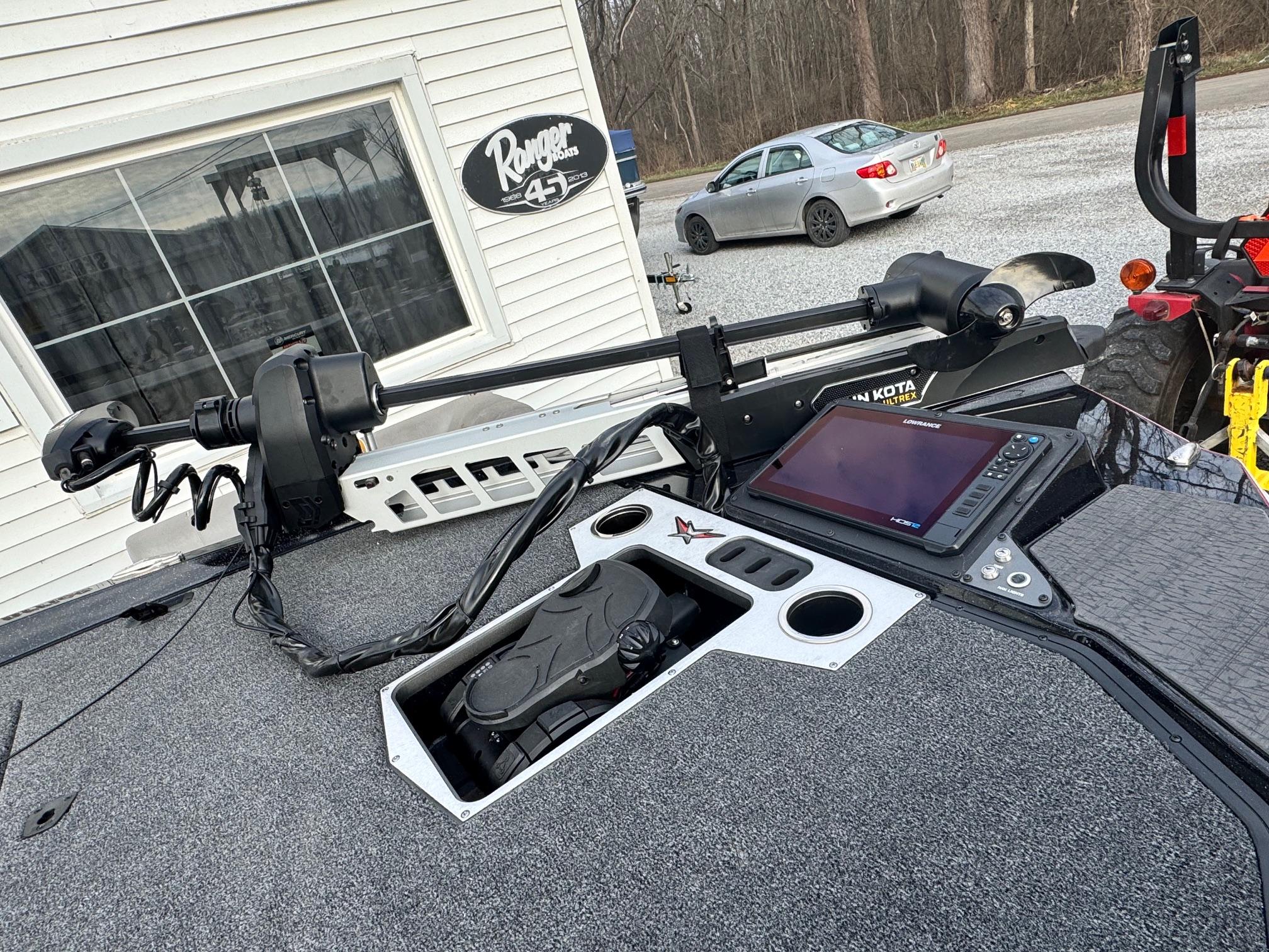 2025 Vexus VXS21 boat deck with advanced navigation system and trolling motor.