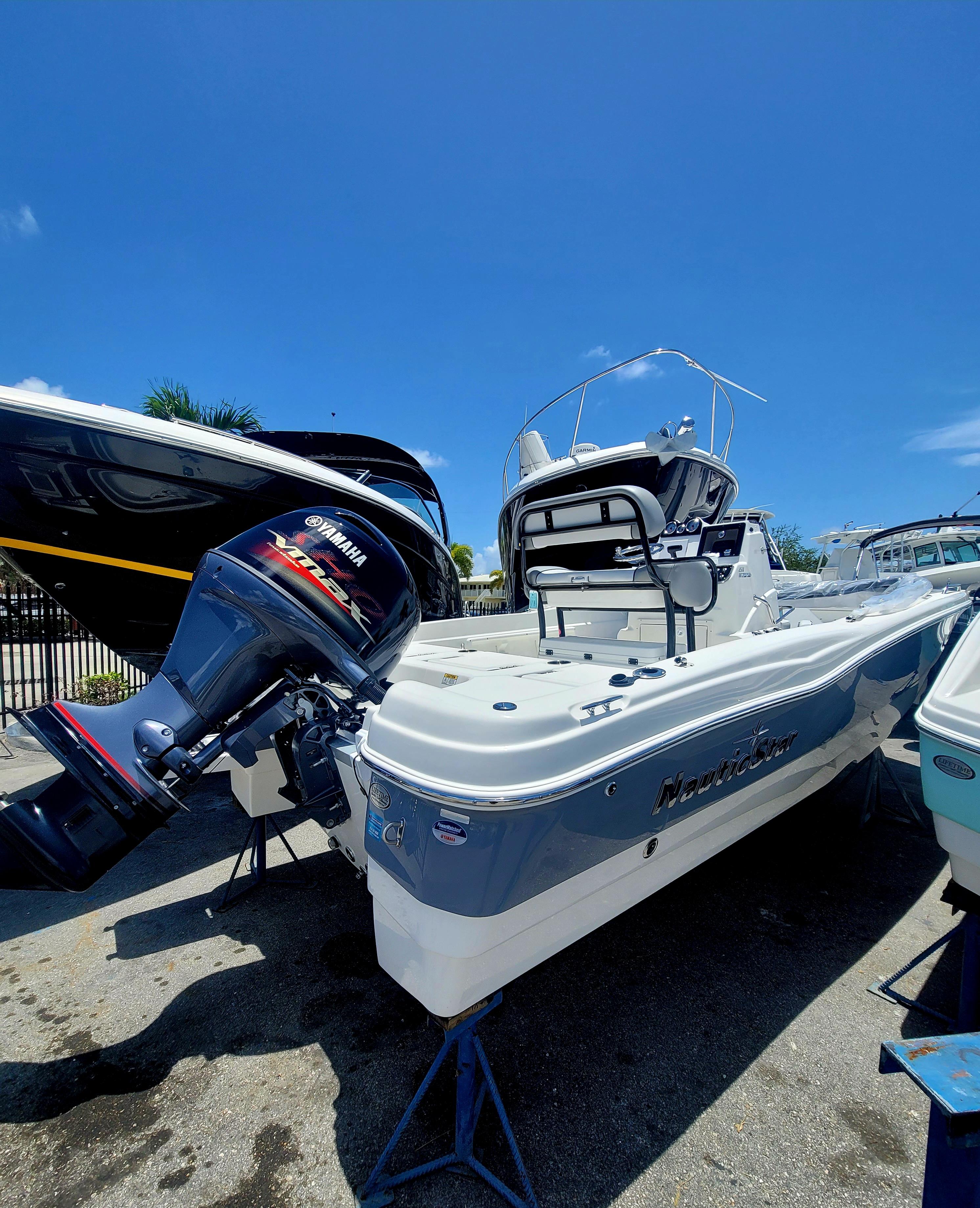 2023 NauticStar 211 Hybrid